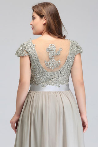 Robe de soirée argentée à manches courtes et décolleté trapèze, ornée d'appliques et d'une ceinture, longueur au sol.