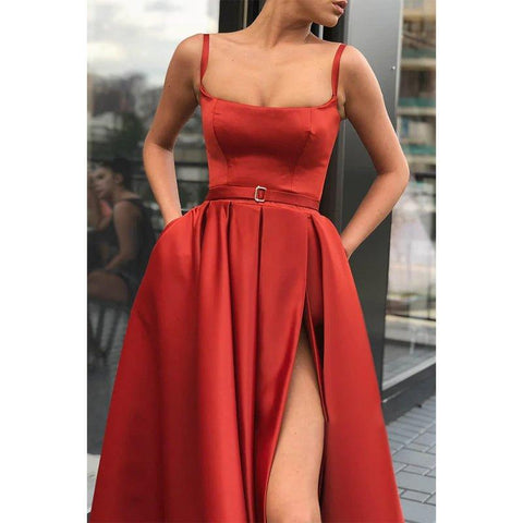 Robe de bal longue en satin rouge à bretelles spaghetti et coupe trapèze avec fente haute et poches 