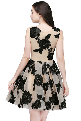 Robe de bal chic en tulle nude, coupe trapèze, ornée de fleurs