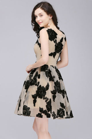 Robe de bal chic en tulle nude, coupe trapèze, ornée de fleurs