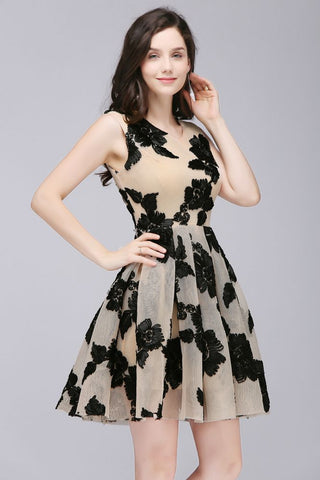 Robe de bal chic en tulle nude, coupe trapèze, ornée de fleurs