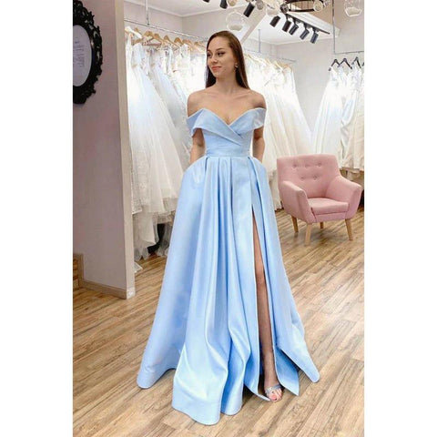 Robe de bal longue en satin bleu ciel, coupe trapèze, épaules dénudées, fente haute et poches 
