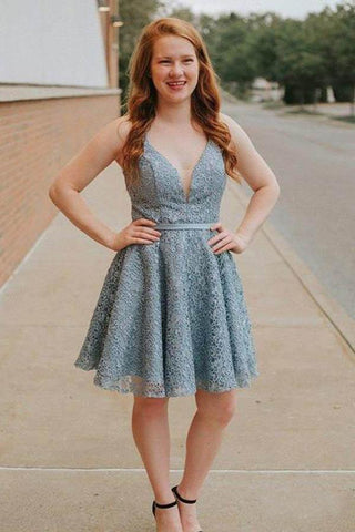 Robe de bal bleue en dentelle, coupe trapèze, bretelles spaghetti, dos nu, longueur au-dessus du genou, référence PD273