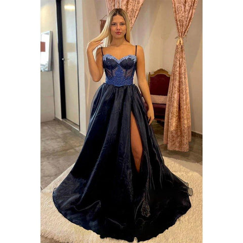 Vestido largo de fiesta con tirantes finos, corte en A, apliques de encaje y lentejuelas. 