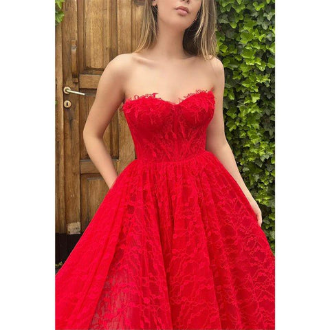 Vestido de noche formal rojo de encaje con tirantes finos, corte en A y abertura lateral 