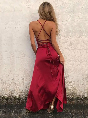 Robe de bal trapèze à fines bretelles, sans manches, longue jusqu'au sol, ornée de volants, en satin extensible tissé.