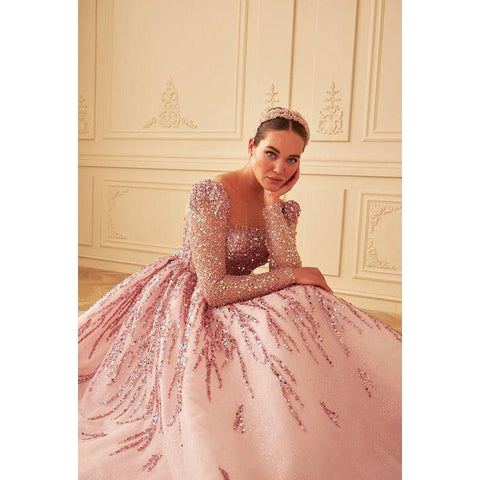 Robe de soirée trapèze en tulle à manches longues et col carré et perles