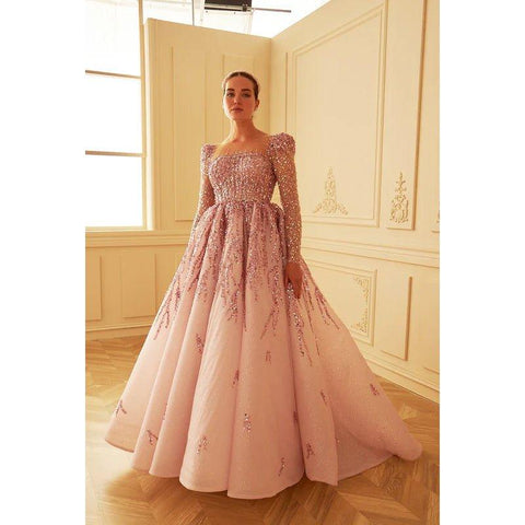 Robe de soirée trapèze en tulle à manches longues et col carré et perles