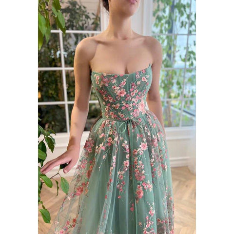 Robe de soirée trapèze mi-longue en tulle avec appliques, sans bretelles