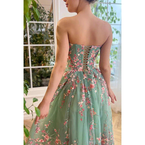 Robe de soirée trapèze mi-longue en tulle avec appliques, sans bretelles