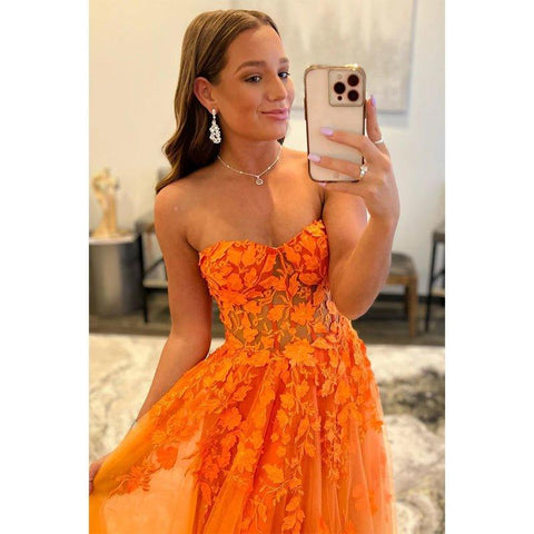 Robe de bal de fin d'année trapèze sans bretelles avec appliques en dentelle 