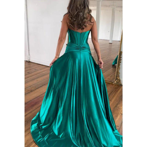 Robe de soirée longue en satin à plis et bretelles trapèze