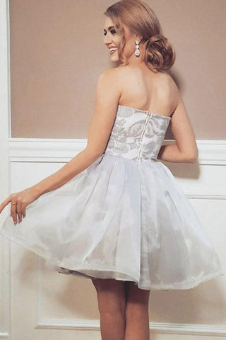 Robe de soirée courte trapèze sans bretelles en organza avec appliques