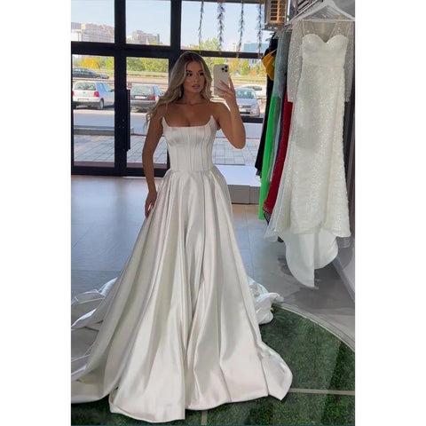 Vestido largo de fiesta blanco satinado sin tirantes, corte en A, con cola 