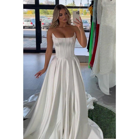 Vestido largo de fiesta blanco satinado sin tirantes, corte en A, con cola 