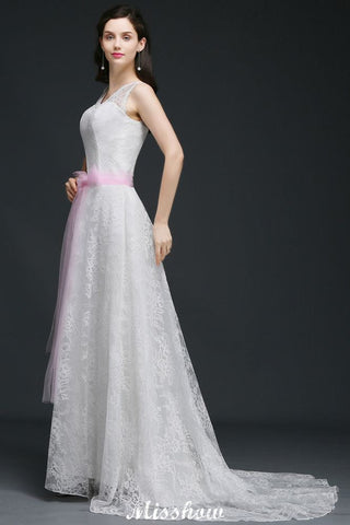 Vestido de novia blanco de corte A con tirantes y lazo.