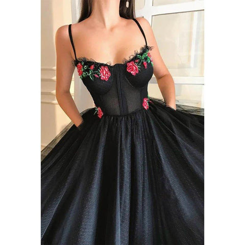 Vestido largo de fiesta de tul negro bordado con escote corazón y corte en A, con bolsillos. 