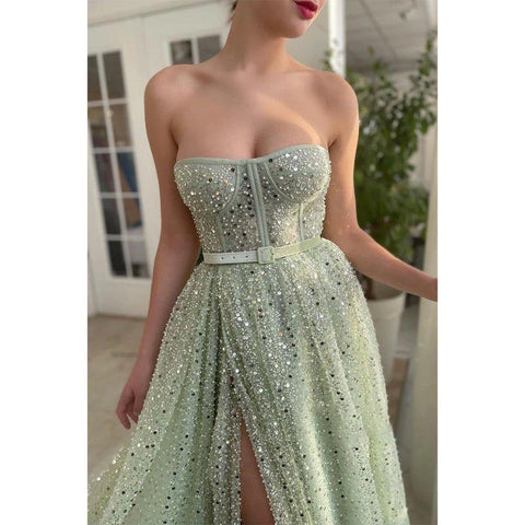 Robe de bal scintillante à fente haute et décolleté en cœur