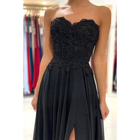 Robe de soirée noire en mousseline de soie, coupe trapèze, décolleté en cœur, avec appliques en dentelle et fente haute 