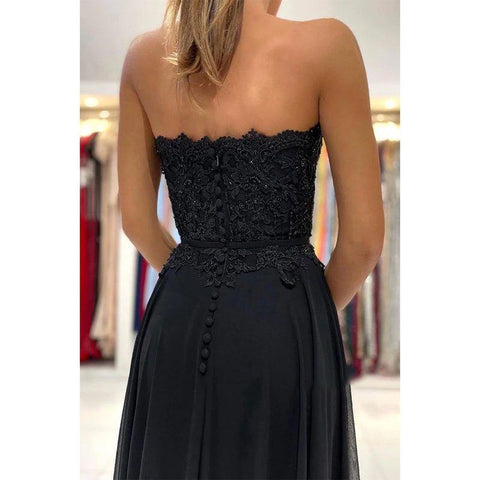 Robe de soirée noire en mousseline de soie, coupe trapèze, décolleté en cœur, avec appliques en dentelle et fente haute 