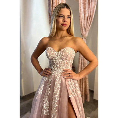 Robe de bal longue rose en dentelle avec décolleté en cœur 