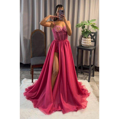 Vestido de fiesta brillante de corte A con escote corazón, top de lentejuelas y abertura.