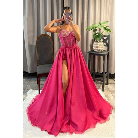 Vestido de fiesta brillante de corte A con escote corazón, top de lentejuelas y abertura.