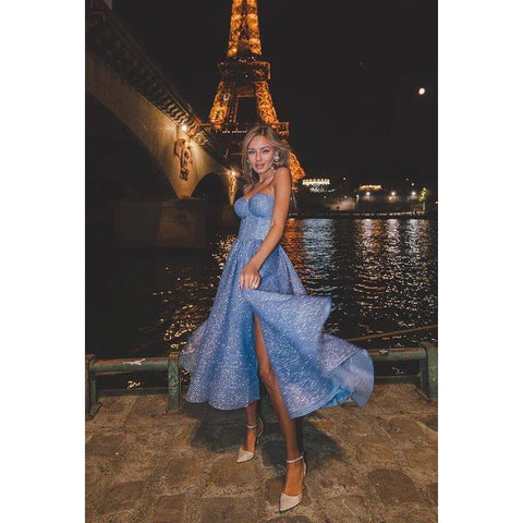 Robe de soirée mi-longue scintillante, décolleté en cœur, sans bretelles, avec fente