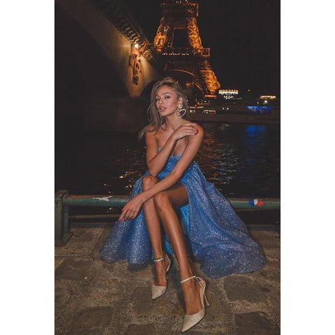 Robe de soirée mi-longue scintillante, décolleté en cœur, sans bretelles, avec fente