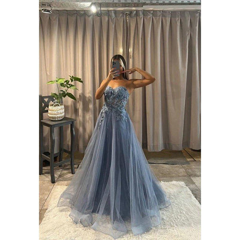 Robe de soirée trapèze en tulle avec appliques et décolleté en cœur, sans manches