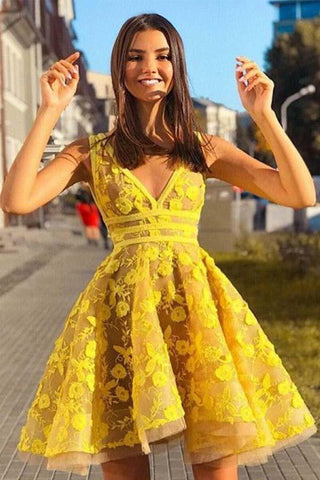 Vestido corto amarillo de fiesta, sin mangas, con escote en V y corte en A, modelo PD381