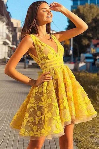 Vestido corto amarillo de fiesta, sin mangas, con escote en V y corte en A, modelo PD381