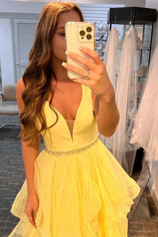 Robe de bal longue jaune en tulle superposé, col en V, coupe trapèze, avec ceinture, idéale pour les remises de diplômes.