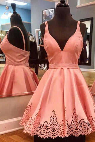 Vestido corto de fiesta rojo satinado con escote en V y corte en A, plisado, PD026