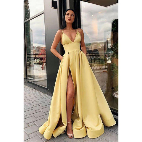 Robe de bal longue en satin bleu roi à col en V et bretelles spaghetti avec fente 