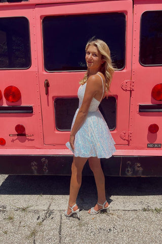 Vestidos de fiesta de bienvenida sin mangas con lentejuelas, escote en V, tirantes finos y corte en A.