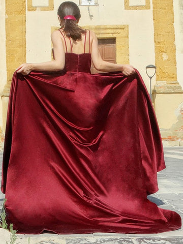 Vestidos de graduación elegantes de satén con tirantes finos, sin mangas y con volantes, corte en A.