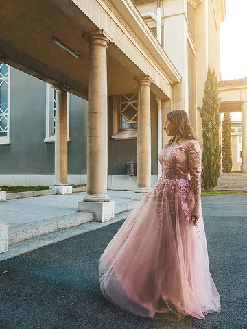 Robes de bal longues à manches longues en tulle élégant, coupe trapèze, col en V et ornées d'appliqués.