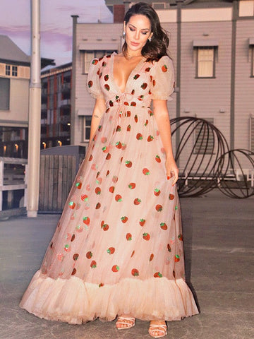 Robes de bal longues en tulle à volants, coupe trapèze, col en V et manches courtes. Élégantes et fluides.