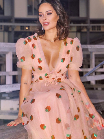 Robes de bal longues en tulle à volants, coupe trapèze, col en V et manches courtes. Élégantes et fluides.