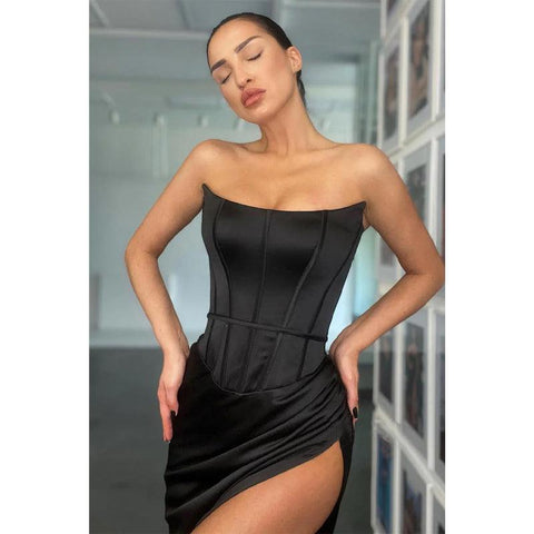 Vestidos de noche formales largos negros con pliegues y abertura alta sin tirantes