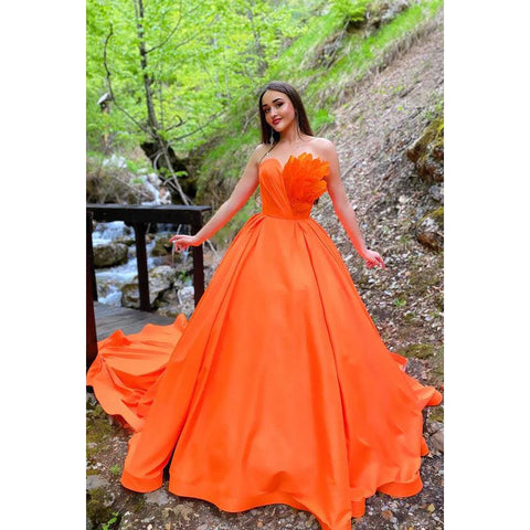 Vestido de noche largo de satén fruncido con plumas y escote corazón, corte A