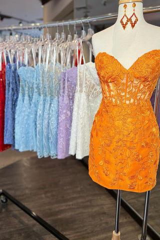 Vestido corto ajustado para baile de bienvenida con apliques