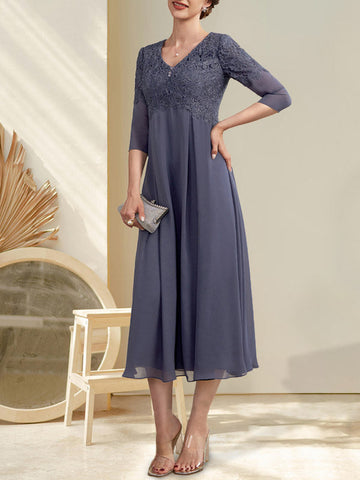 Vestido de corte A, escote en V, largo midi, de gasa, encaje y pedrería para la madre de la novia.