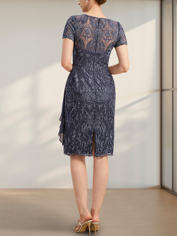 Vestido de novia de corte recto/columna, largo hasta la rodilla, de encaje y gasa, con escote ilusión, volantes en cascada y lentejuelas.