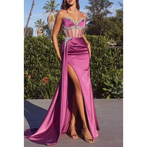 Elegante y lujoso vestido de fiesta formal sin mangas con hombros descubiertos y abertura lateral con pedrería