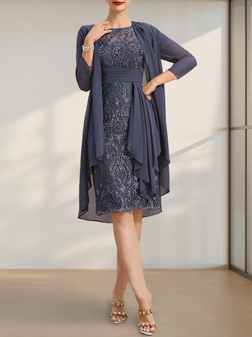 Vestido de novia de corte recto/columna, largo hasta la rodilla, de encaje y gasa, con escote ilusión, volantes en cascada y lentejuelas.