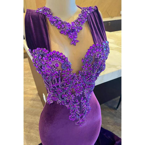 Glamoroso y dramático vestido de fiesta de sirena con escote en V, sin mangas, escote en V y cristales.