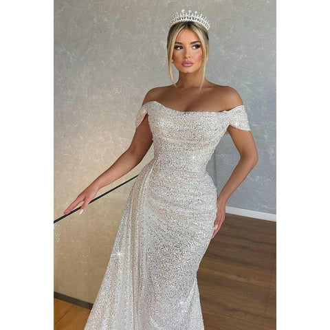 Robe de soirée longue à paillettes froncées, épaules dénudées et fourreau