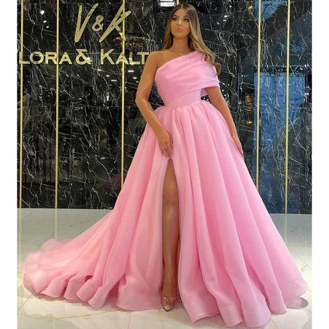 Robe de soirée longue et unique à une épaule et fente haute 